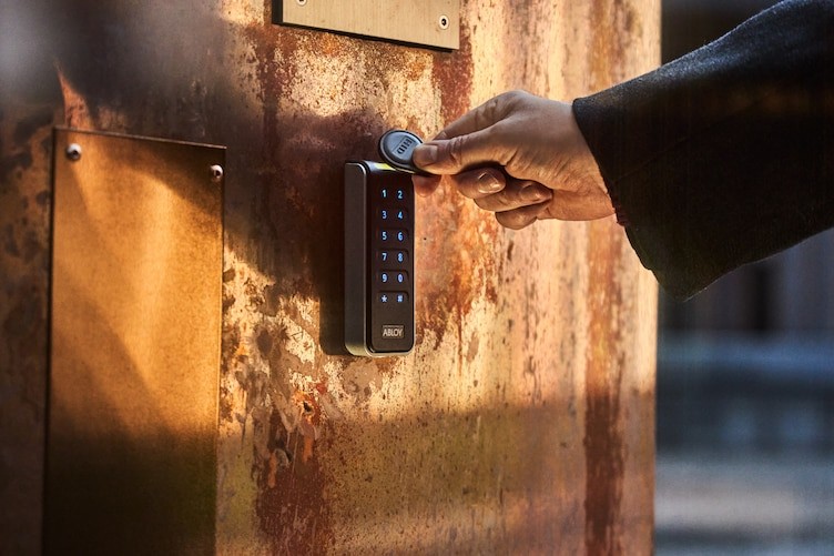 Abloy OS -lukija ja kulkutunniste