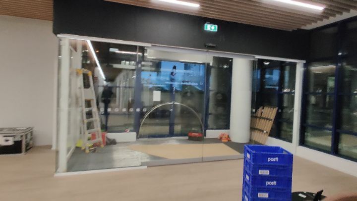 Invisible door! Tiesitkö, että meiltä Caverionilta saa profiilittomat, läpinäkyvät…