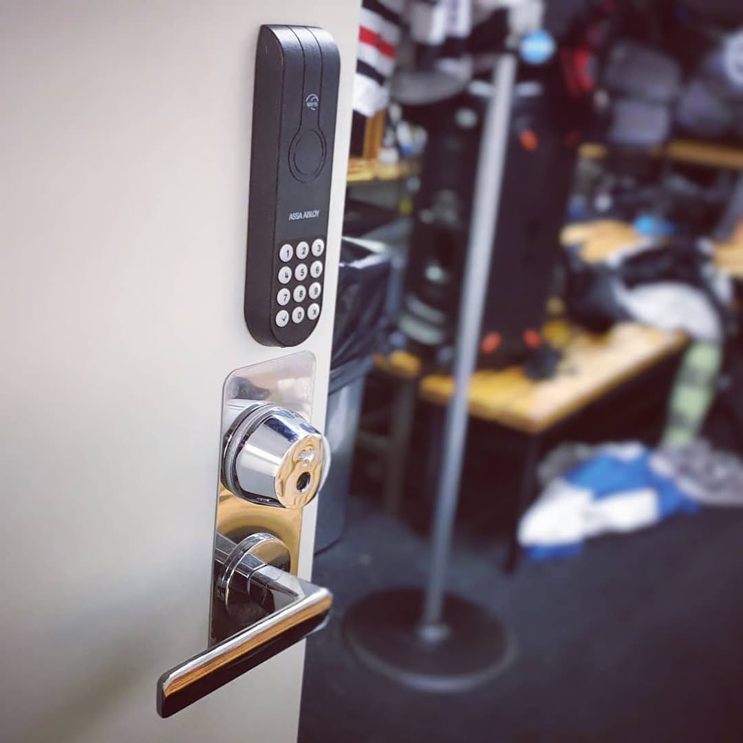 Jäähalliin käytiin saneeraamassa Abloy Entry kulunvalvonta Aperio-tuella ja Abloyn…