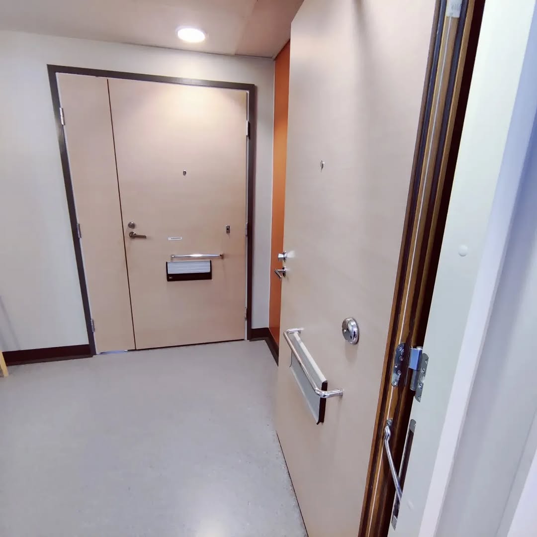 Kaukoavaimella toimiva automaattinen oven avausmekanismi saneerausasennuksena…