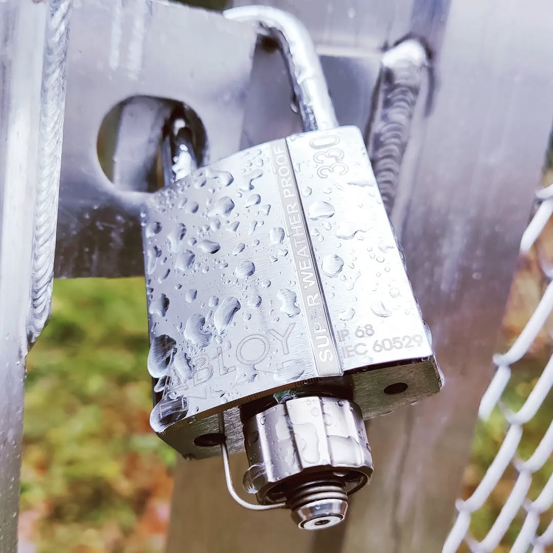 Abloy Pulse super weather proof riippulukko. Kestää maapallon olosuhteet ja on kaunis…